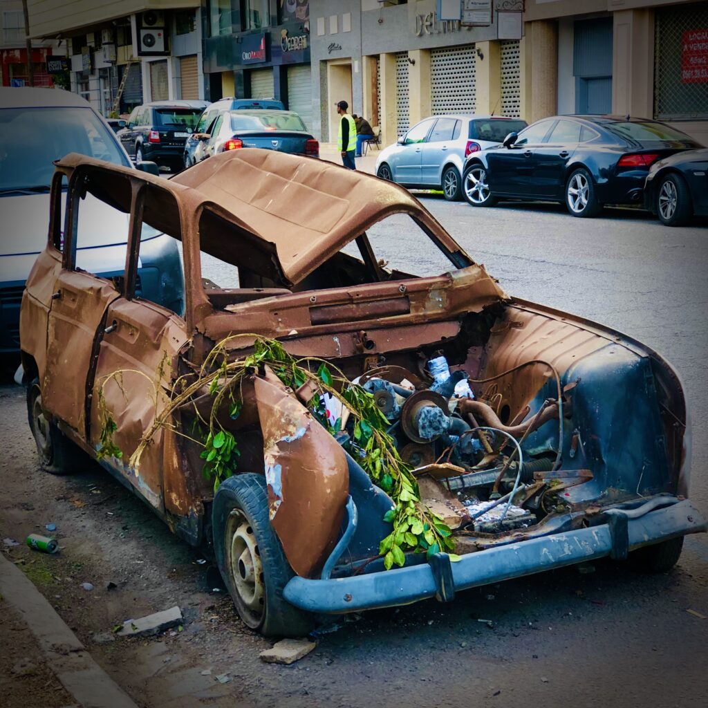 Voiture abandonnée à Casablanca